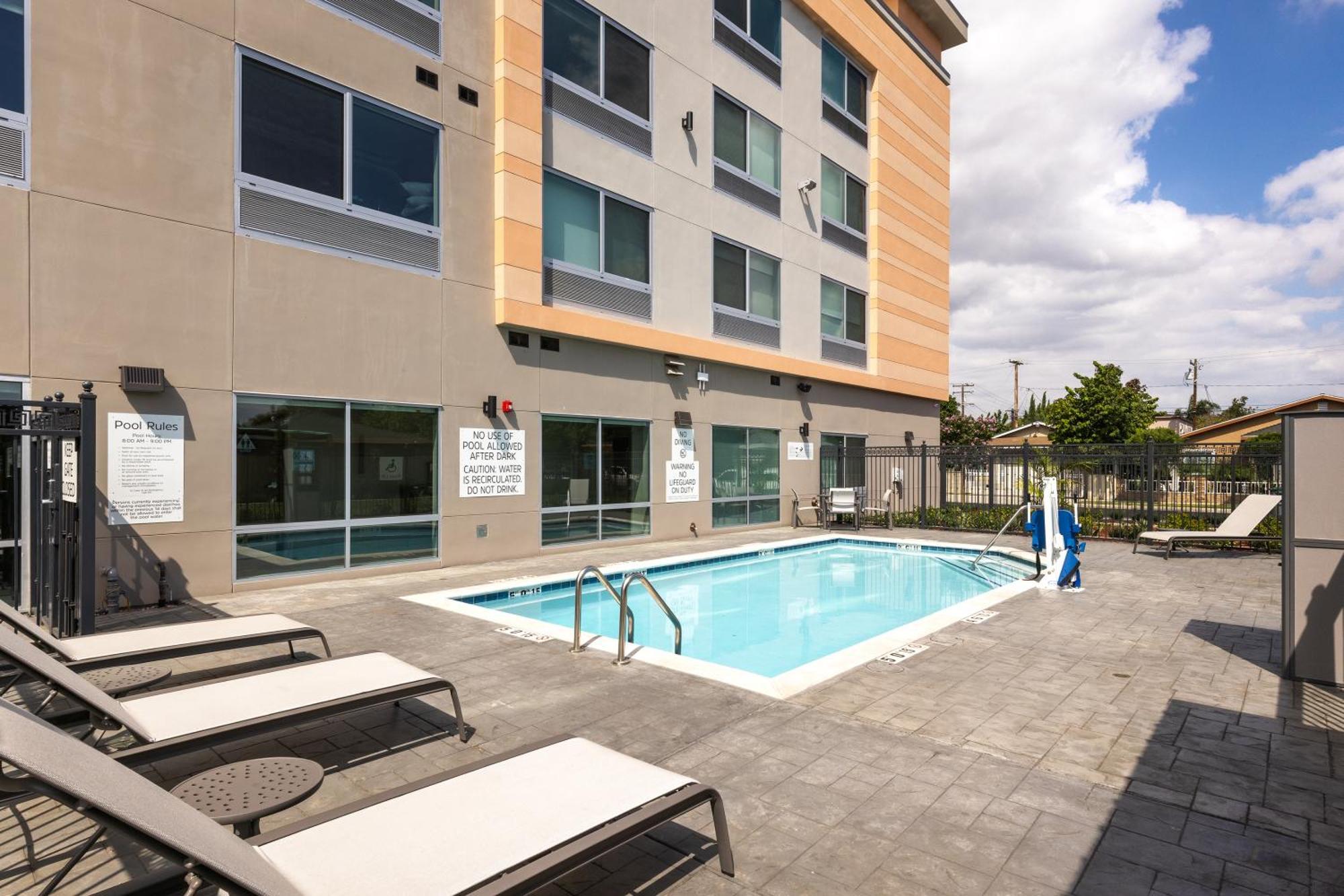 Holiday Inn Express & Suites - Hawaiian Gardens By Ihg エクステリア 写真