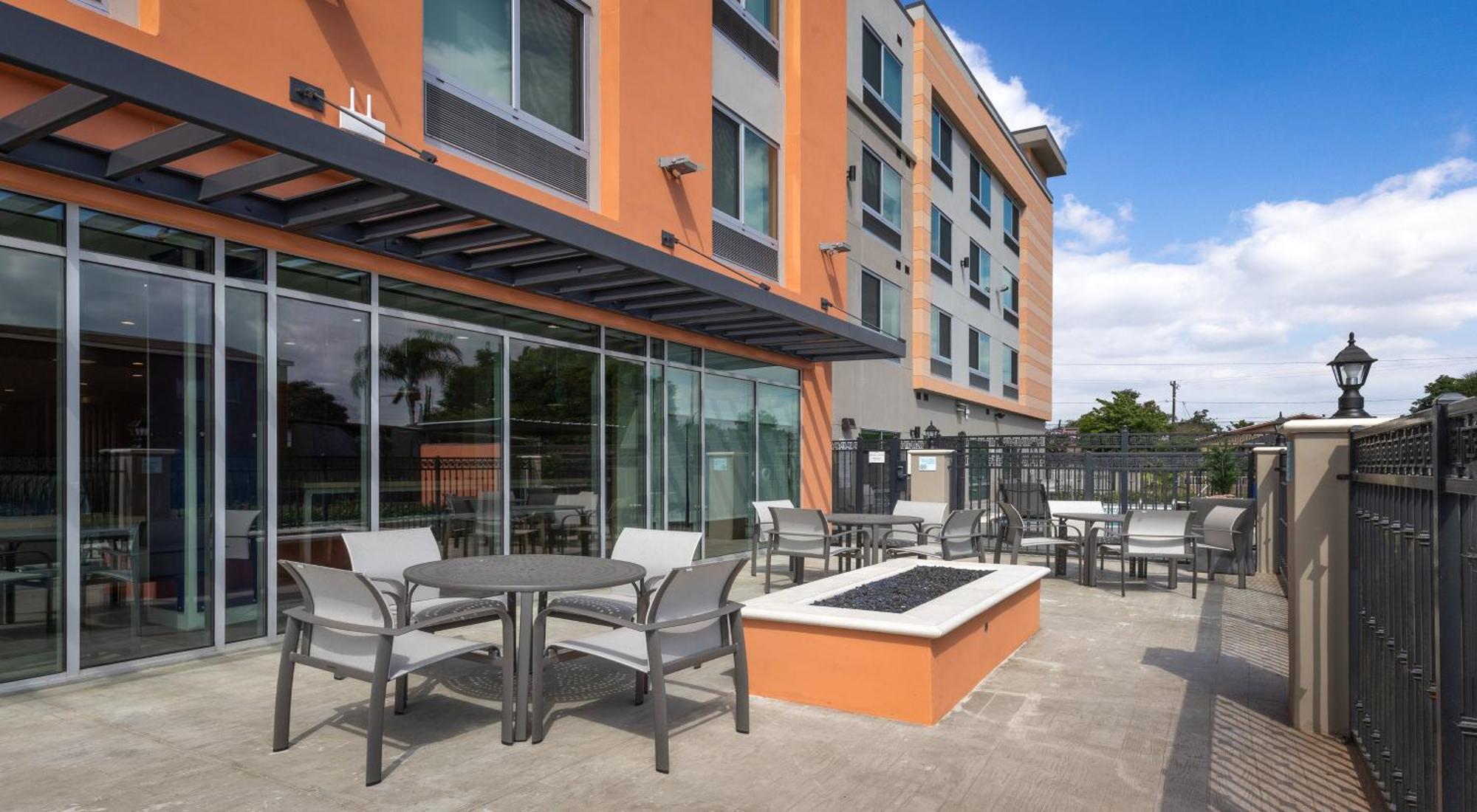 Holiday Inn Express & Suites - Hawaiian Gardens By Ihg エクステリア 写真