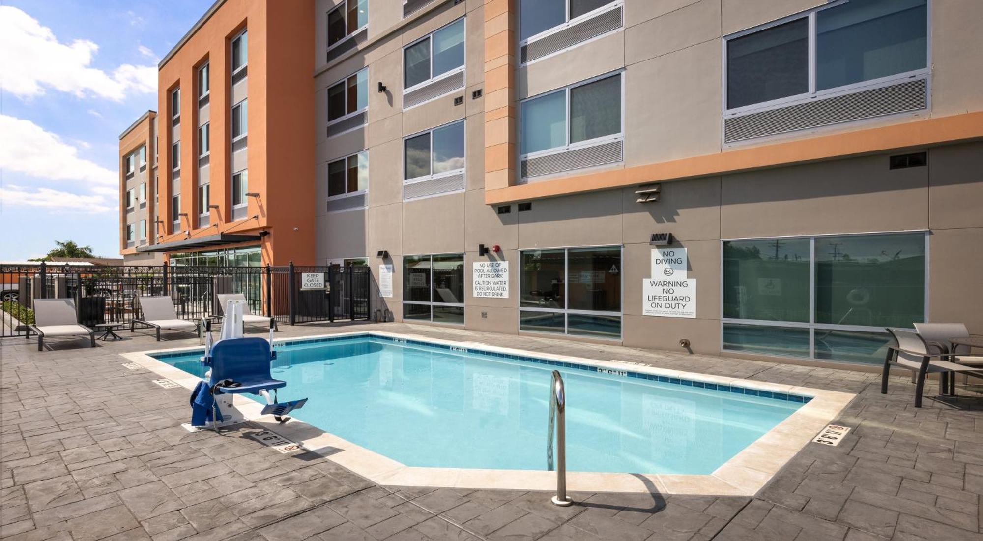 Holiday Inn Express & Suites - Hawaiian Gardens By Ihg エクステリア 写真